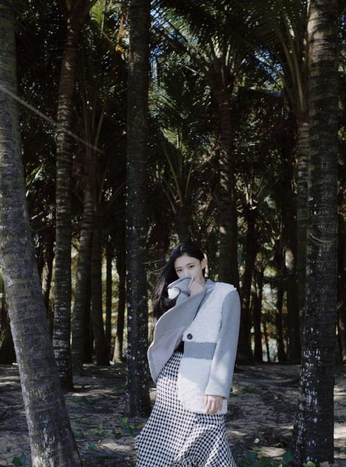 林允帶火“女友風”穿搭 溫柔似水顯氣質，輕松引領時尚潮流